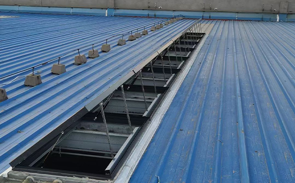 某城市大型商业综合体中庭库尔勒排烟窗工程