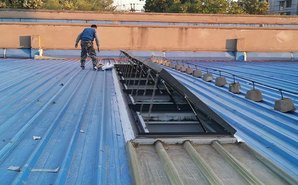 某区域性物流仓储中心库尔勒排烟窗系统安装项目